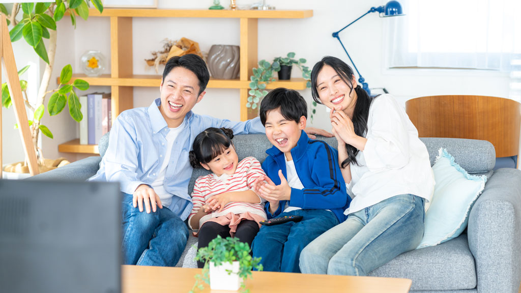 Personne consultant ses souvenirs vidéo numérisés sur ordinateur portable