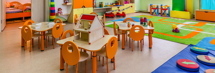 Mobilier en bois pour crèche