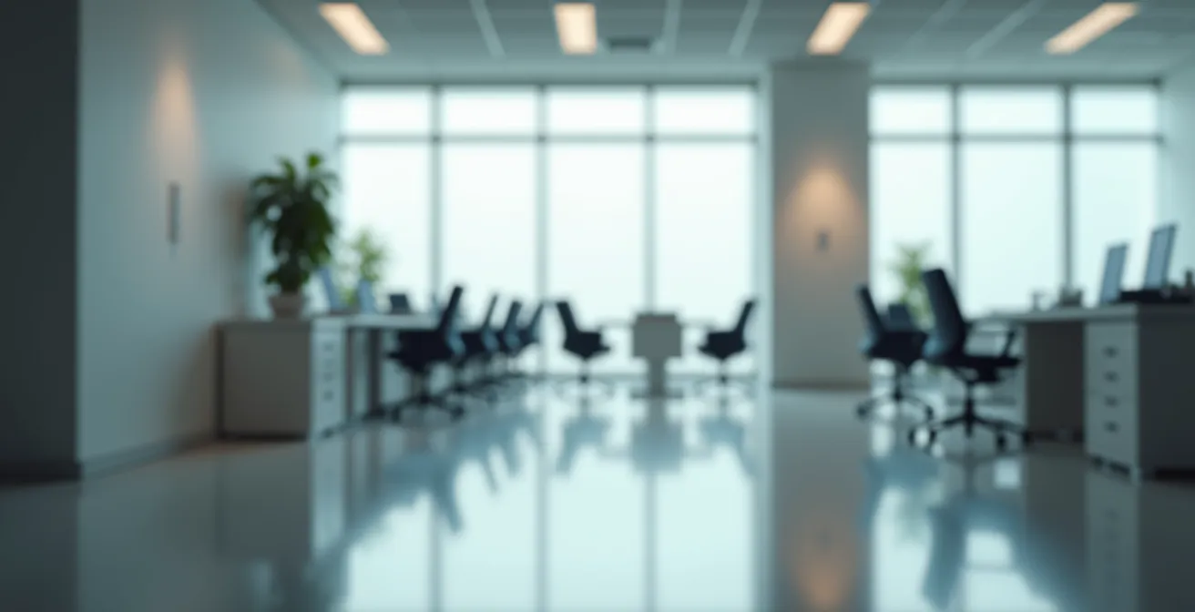 Vue large d'un espace de travail minimaliste montrant équilibre entre infrastructure interne et zones d'espace épuré symbolisant efficacité opérationnelle