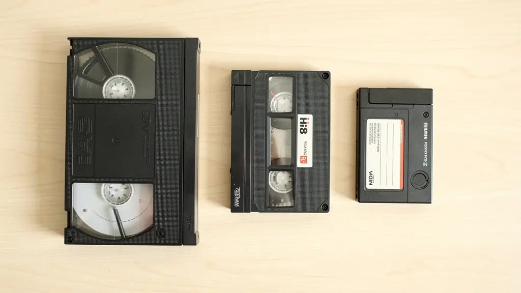 Comparaison visuelle des trois formats de cassettes vidéo VHS Hi8 MiniDV