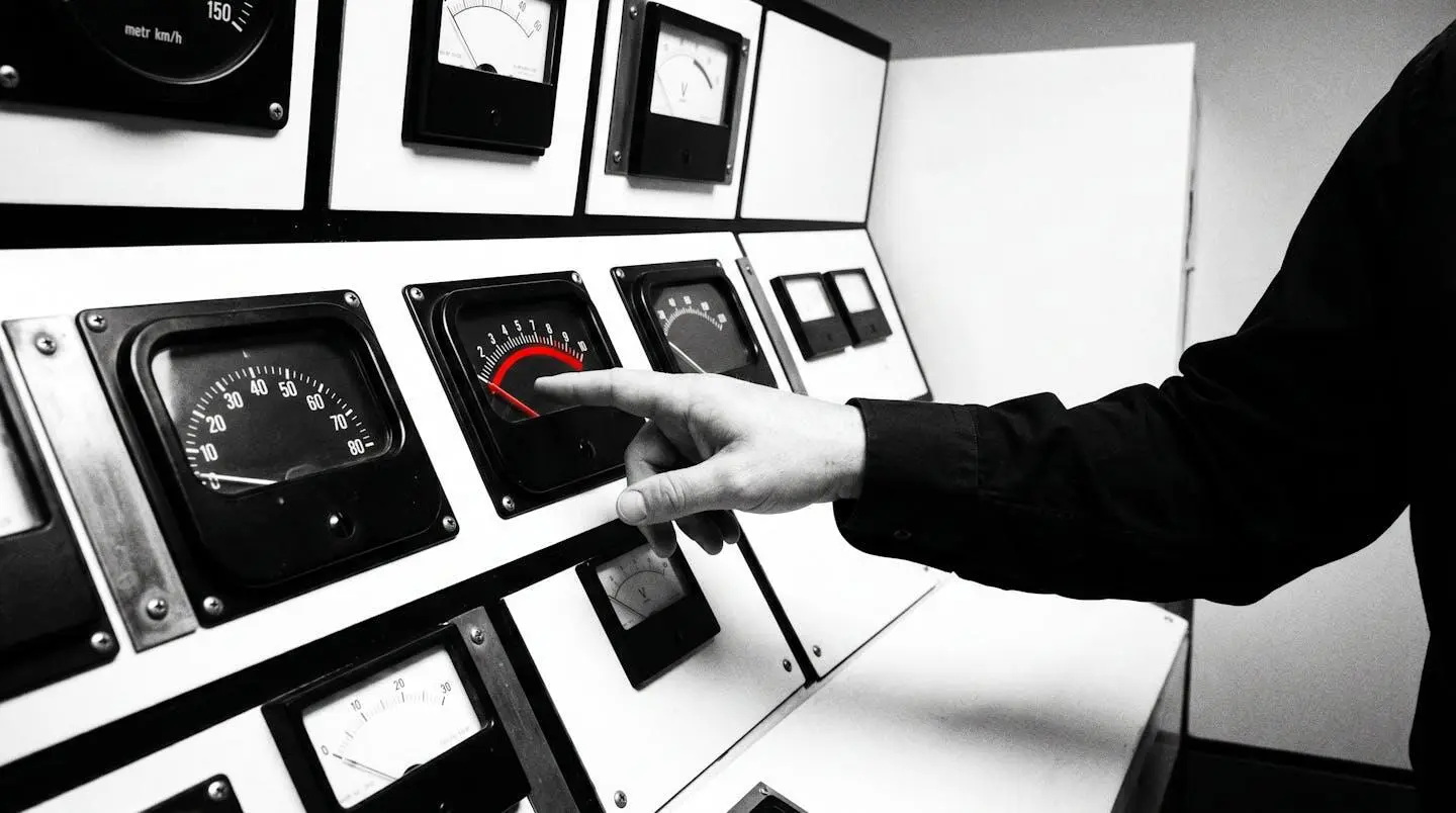 Main pointant un indicateur en hausse sur un tableau de bord minimaliste.