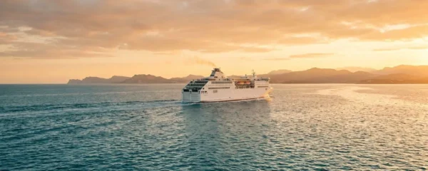 Vue depuis un ferry traversant la Méditerranée en direction des îles Baléares au coucher du soleil