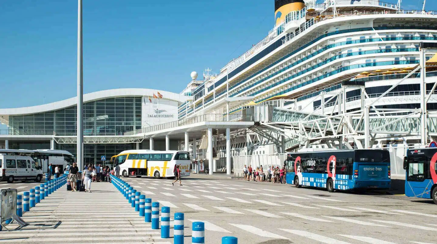 Terminal ferry du port de Barcelone avec file de véhicules attendant l'embarquement vers les Baléares